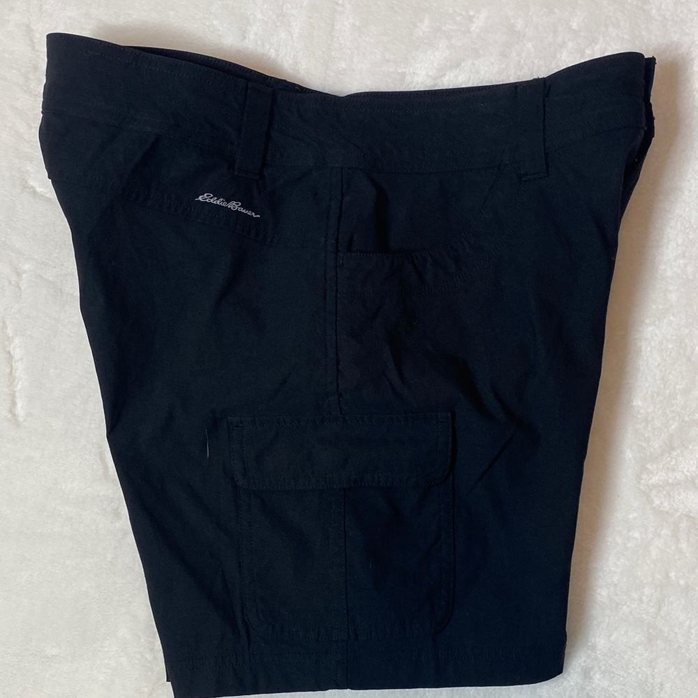 Eddie Bauer Women's Dark Cargo Shorts - Picture 4 of 6